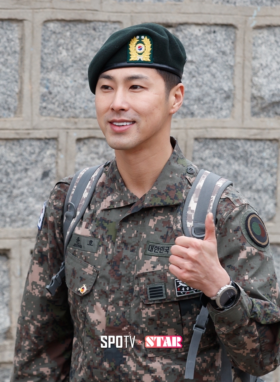 [현장S] '특급전사' 유노윤호, 전역식서 빛난 '특급 팬사랑'