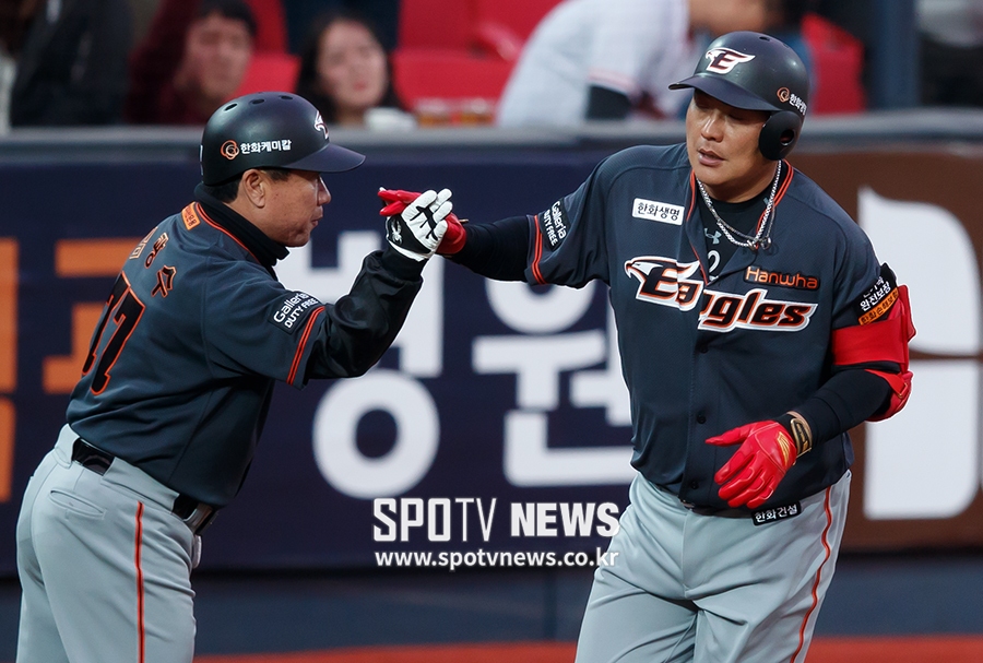 [포토S] 프로야구 역사 쓰는 김태균