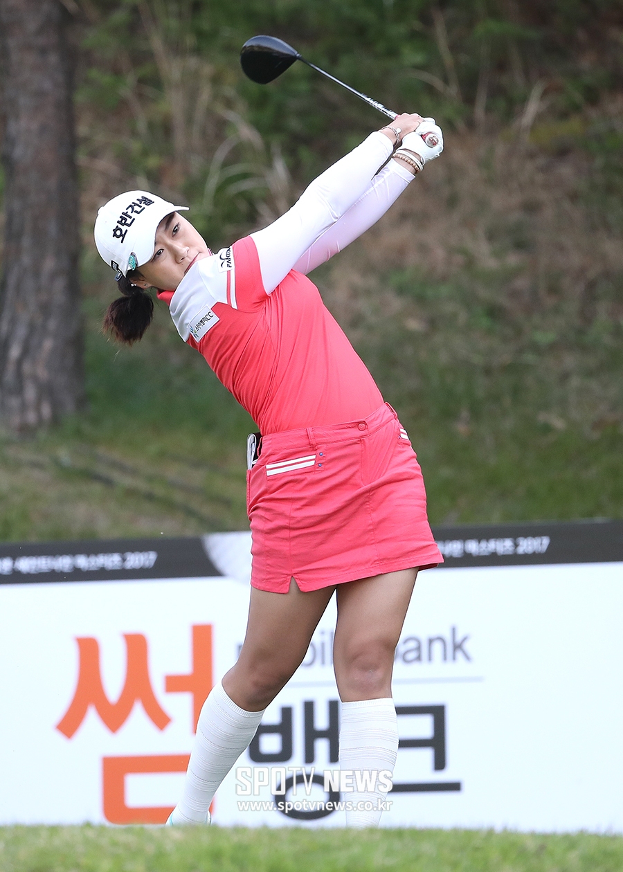 [포토S] 지한솔, 돋보이는 핫핑크 필드 패션