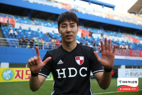 '식지 않는 발끝' 이정협, 7경기 연속 골…K리그 챌린지 신기록