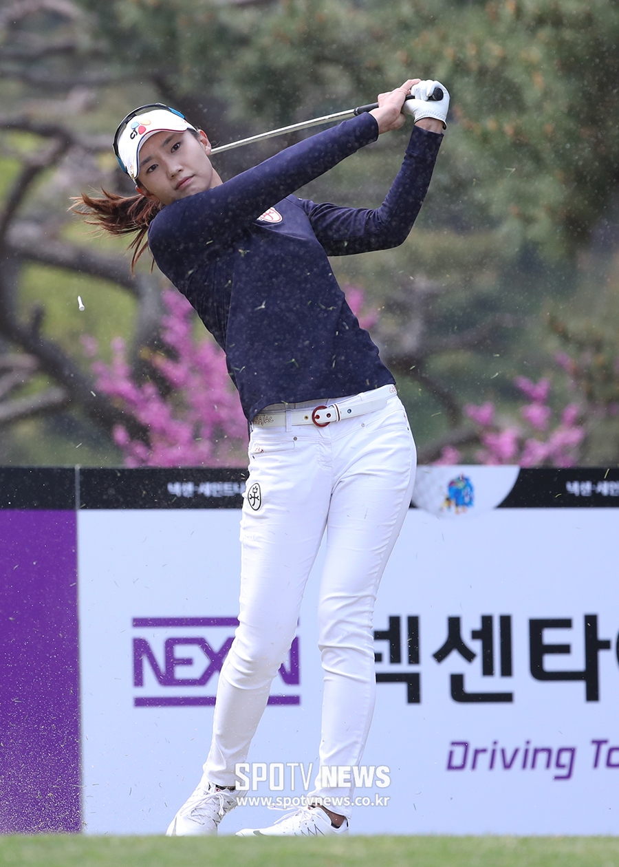 [포토S] '단독 선두' 김민선의 강력한 티샷