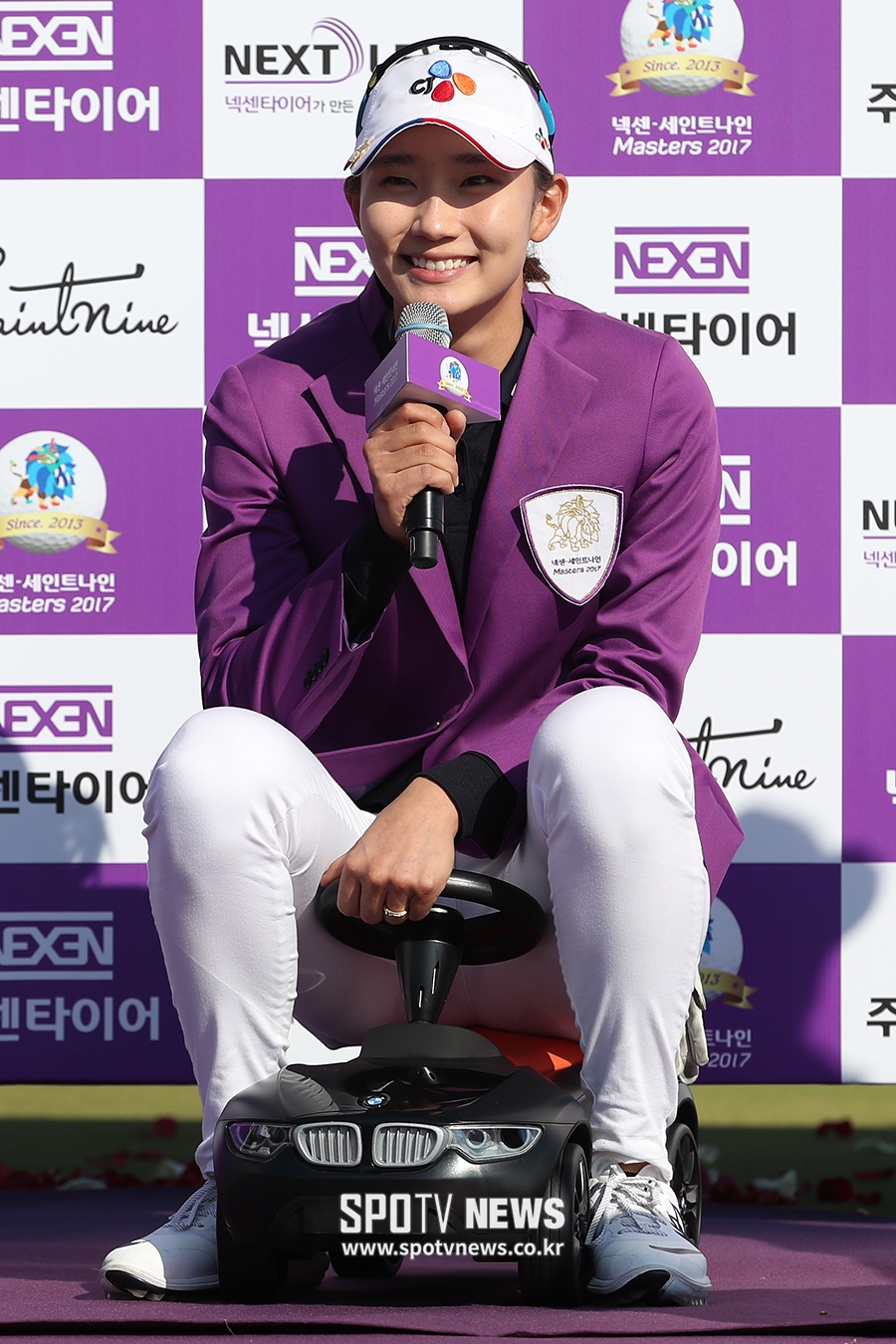 [포토S] 미니 BMW 탄 김민선, 우승자의 여유!