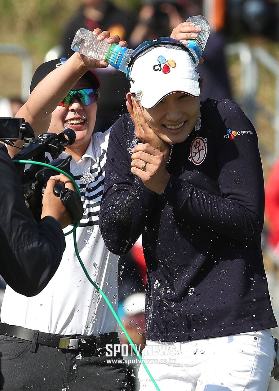 [포토S] '우승' 김민선, '시원한 물세례 받고!'