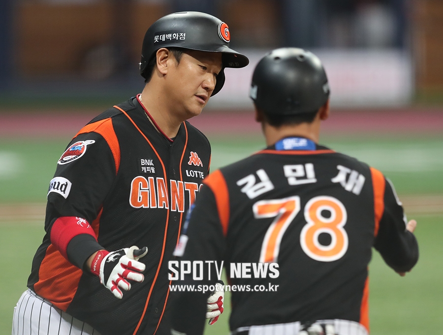 [포토S] 홈런 하이파이브 나누는 이대호