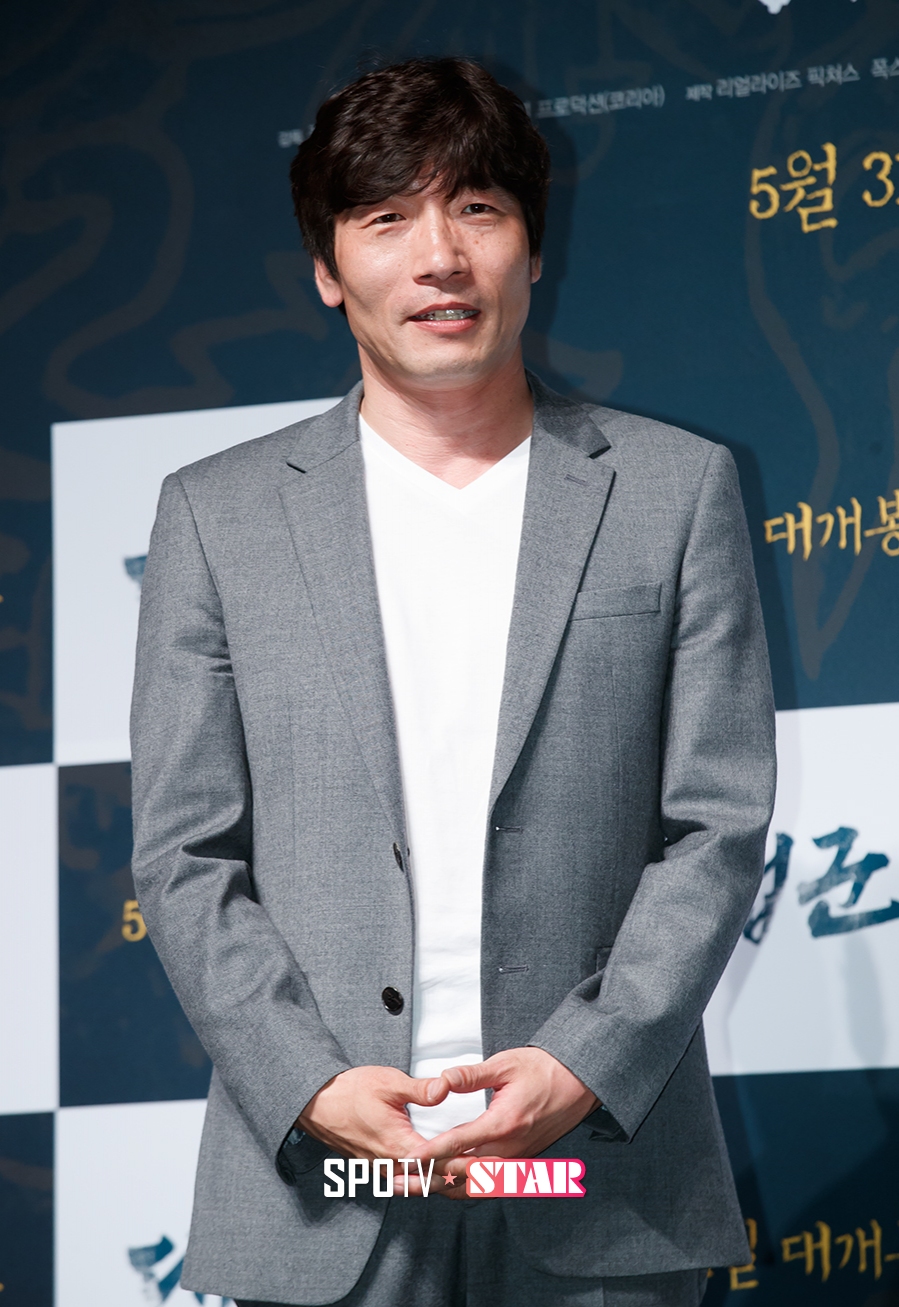 [포토S] 포즈 취하고 있는 배우 박원상
