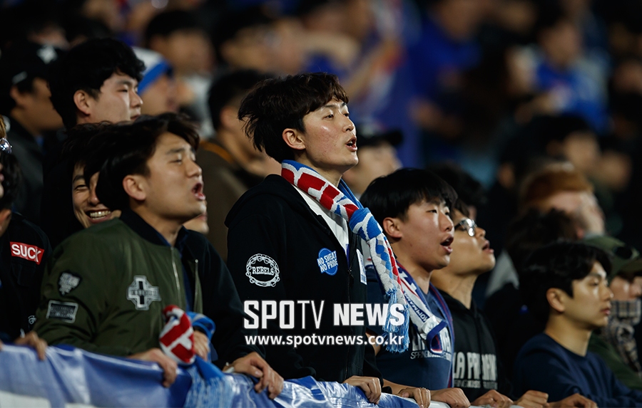 [포토S] 응원 멈추지 않는 수원 서포터즈