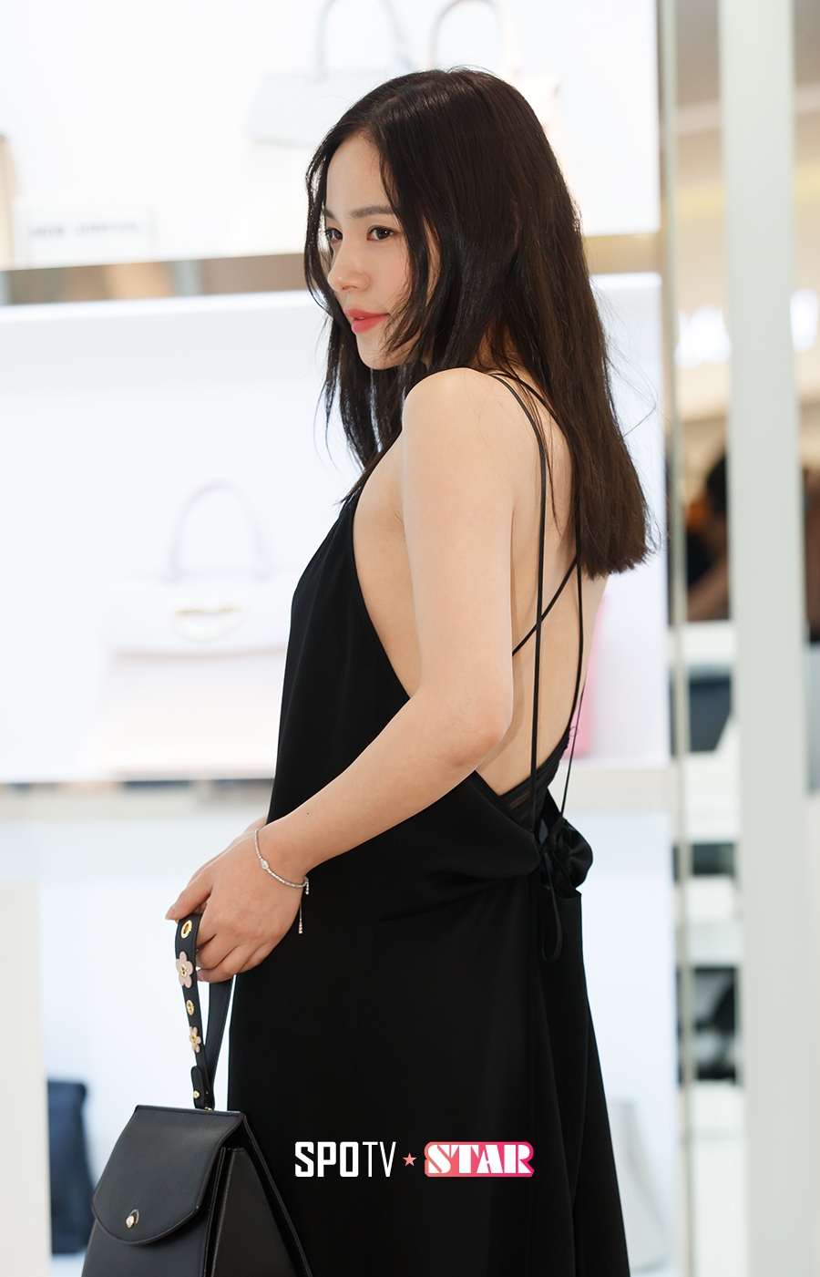 [포토S] 민효린, 자신 있게 드러낸 파격 뒤태