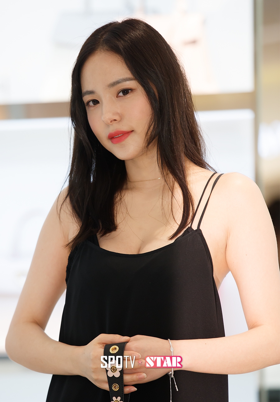[포토S] 민효린, 글래머 몸매 드러내고