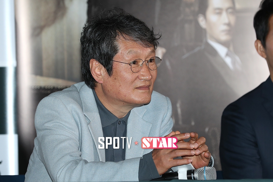[포토S] 취재진 바라보는 문성근
