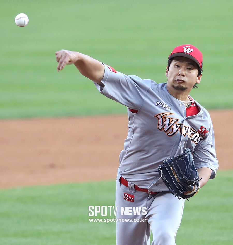[포토S] 역투하는 SK 선발 윤희상