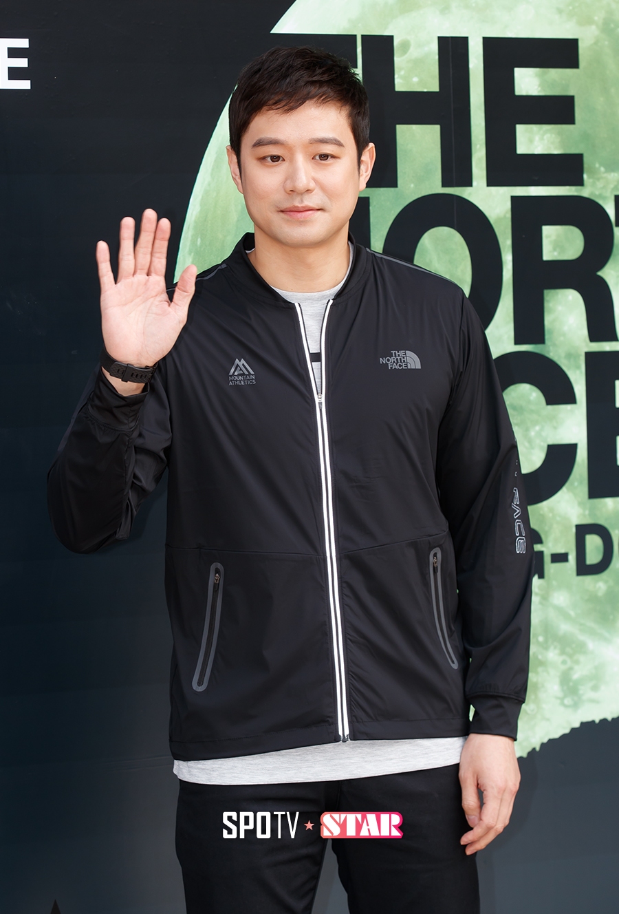 [포토S] 천정명, 가벼운 손인사