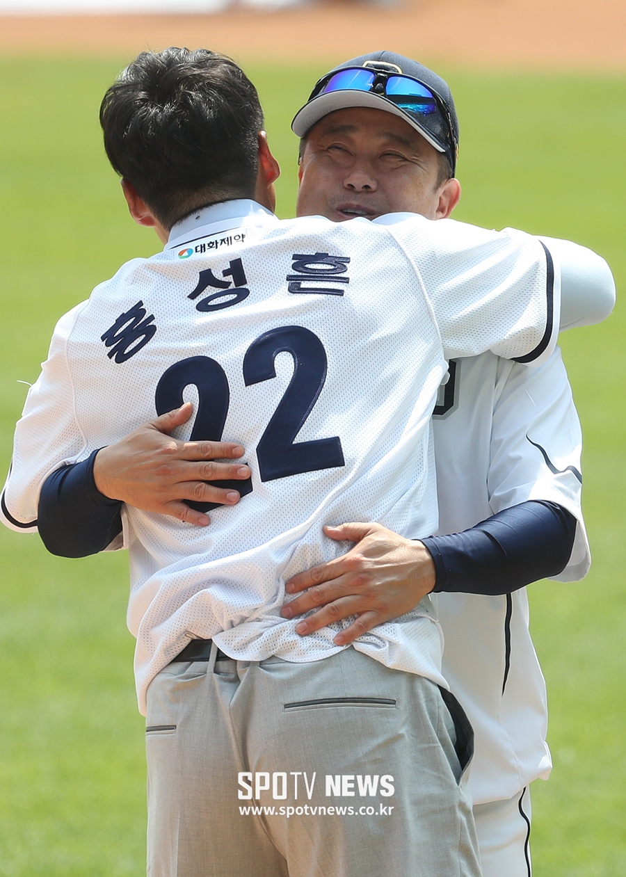 [포토S] 김태형 감독, '(홍)성흔아 수고했다'