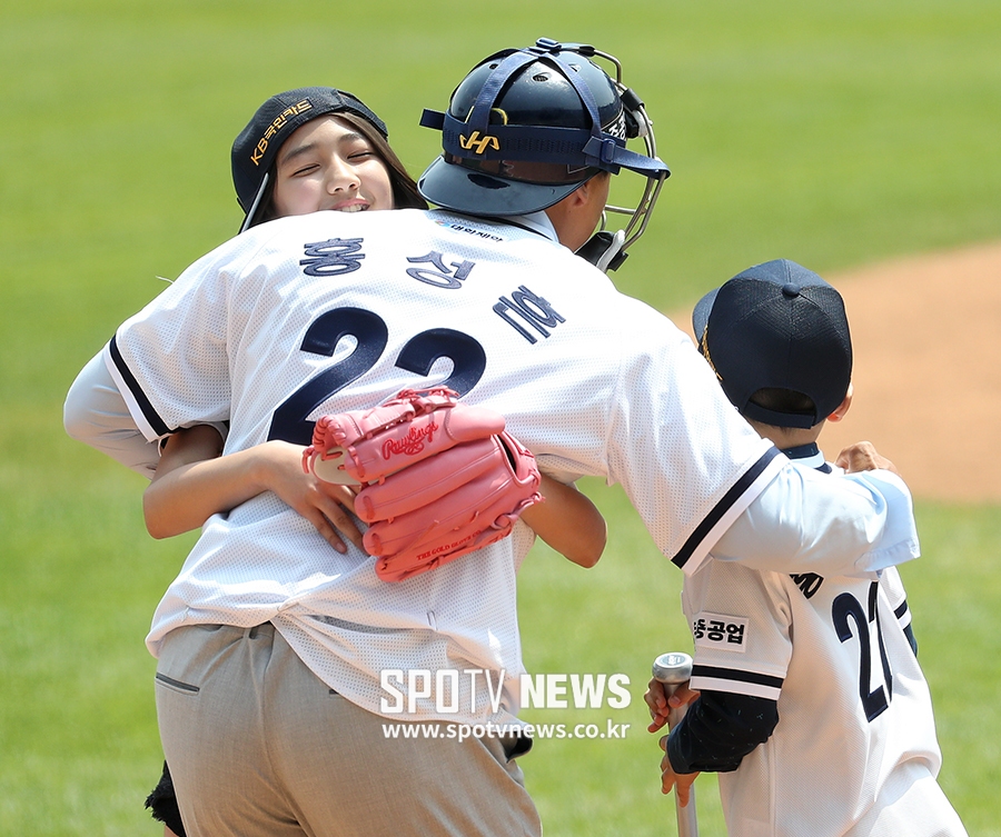 [포토S] 홍성흔 딸 화리, '아빠 수고 많으셨어요'