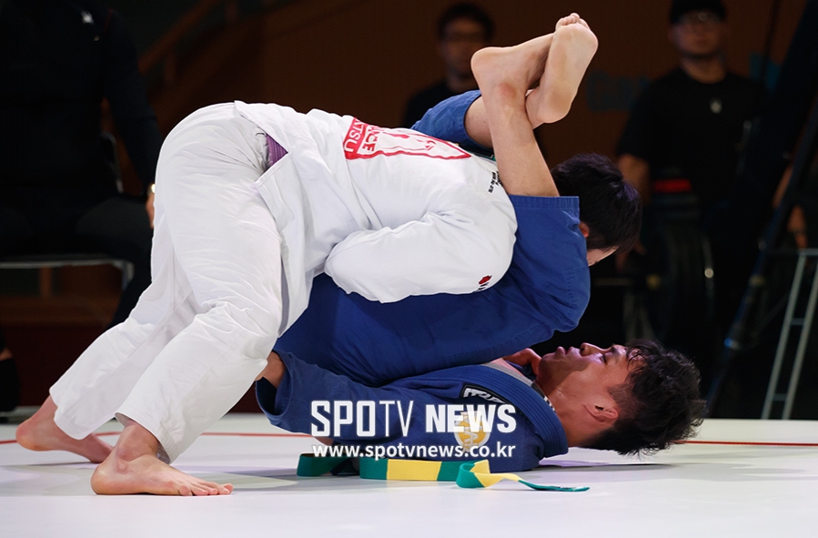 [포토S] 치열한 대결 펼치는 유동민-유연종