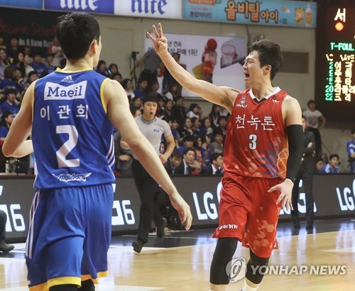 [KBL 챔프전] 삼각 편대 앞세운 KGC, 5차전 승리…통합 우승에 -1승