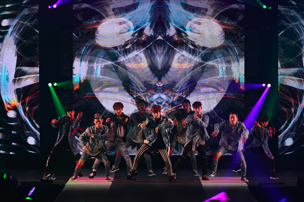 EXO-CBX, 일본 데뷔 앞두고 최대 패션 음악축제 '피날레 장식'
