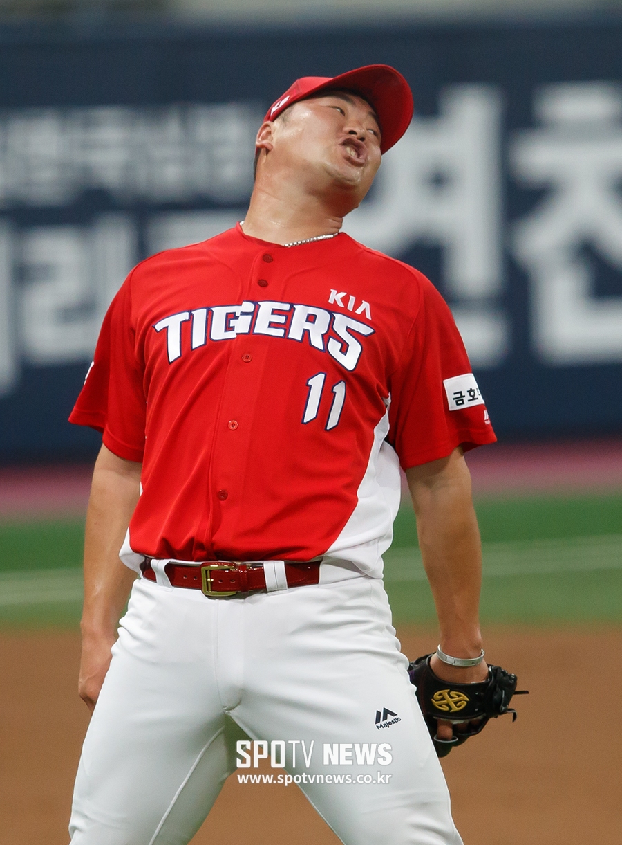 [포토S] 김진우, 타구에 맞고 안타 맞고