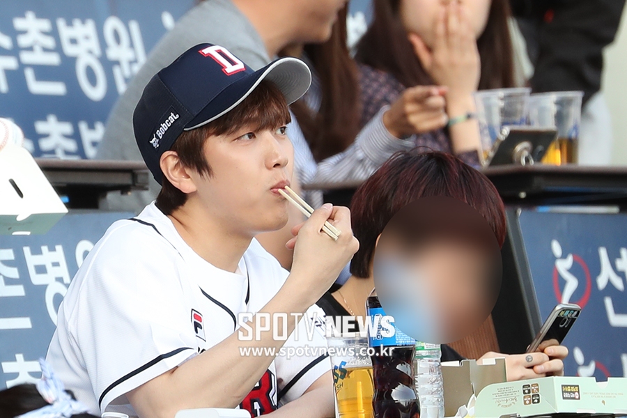 [포토S] 산들, '야구장은 치맥!'