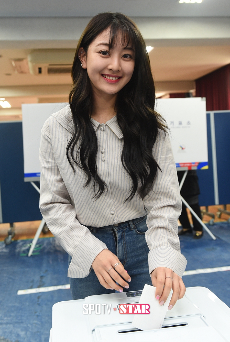 [포토S] 트와이스 지효, '소중한 한 표 행사합니다'