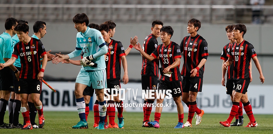 [포토S] 승리 하이파이브 나누는 FC서울 선수들