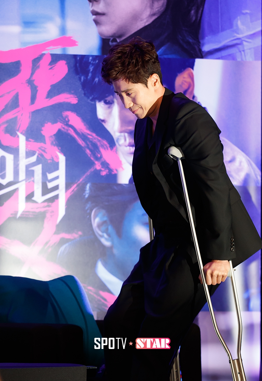[포토S] 목발 짚고 입장하는 배우 신하균