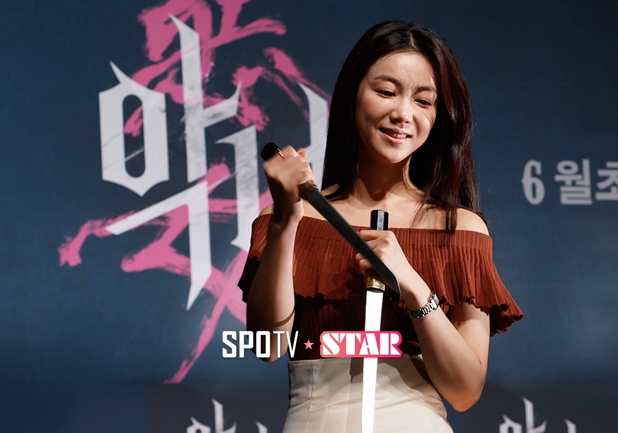 [포토S] 김옥빈, 쌍칼 들고 싸늘한 미소