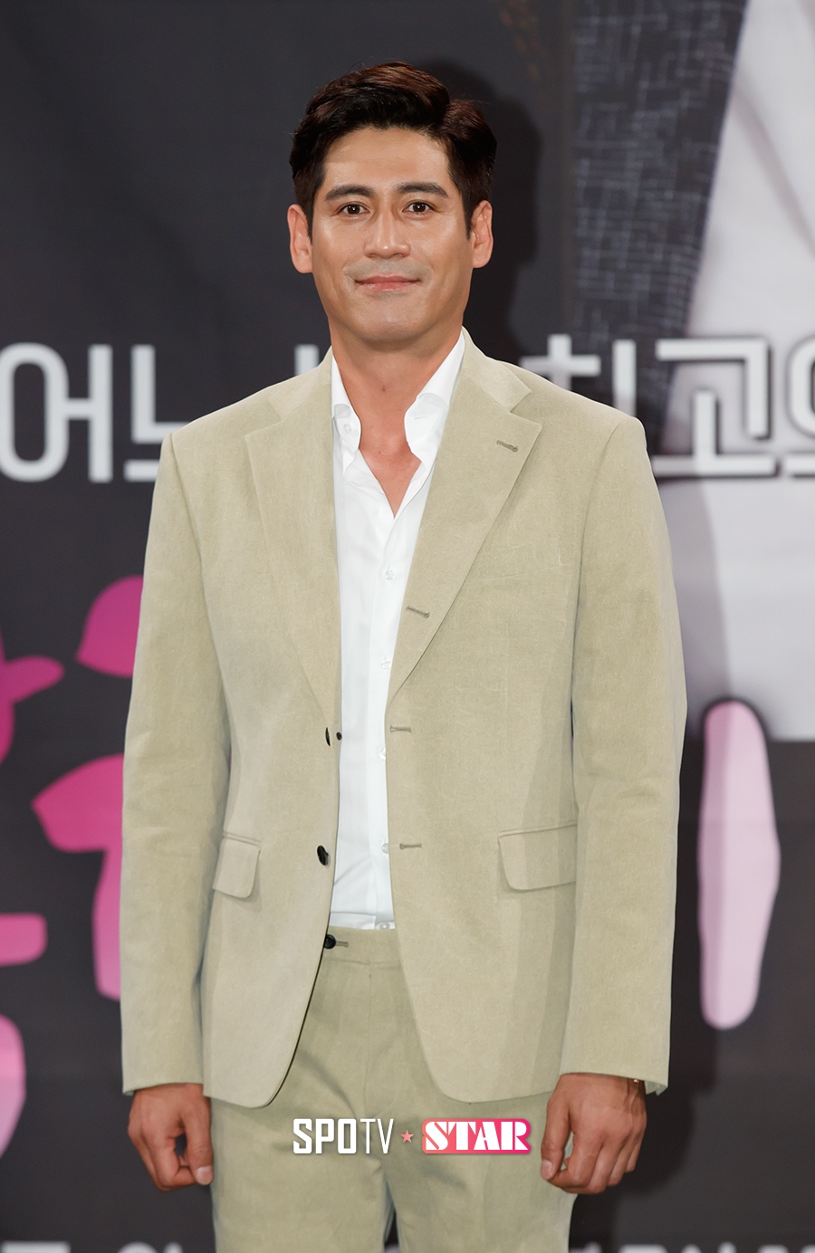 [포토S] 포즈 취하는 배우 이형철