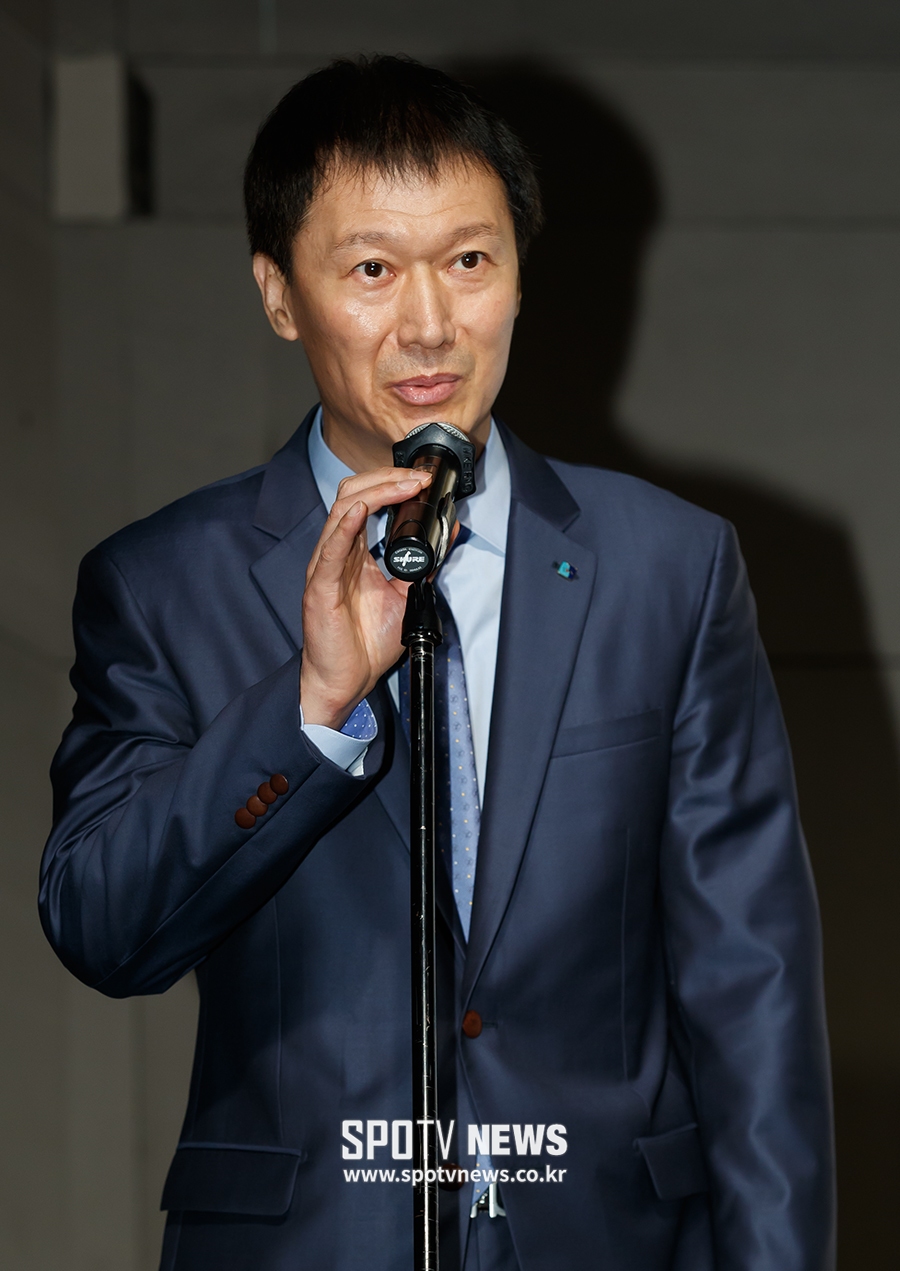 [포토S] 재계약한 리쉘 재지명하는 이정철 감독