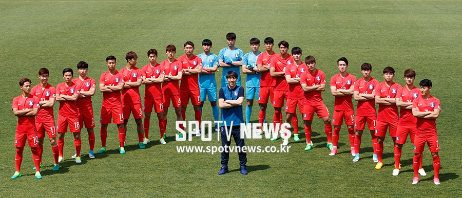 [포토S] 신태용 감독을 중심으로 선 U-20 대표팀