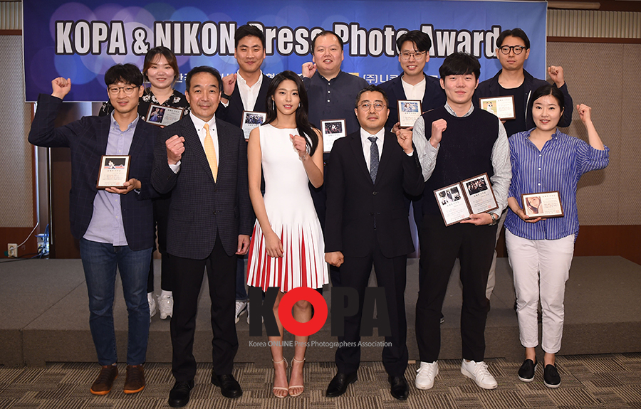 [포토S] 포즈 취하는 2017 코파 & 니콘 프레스 포토 어워즈 수상자