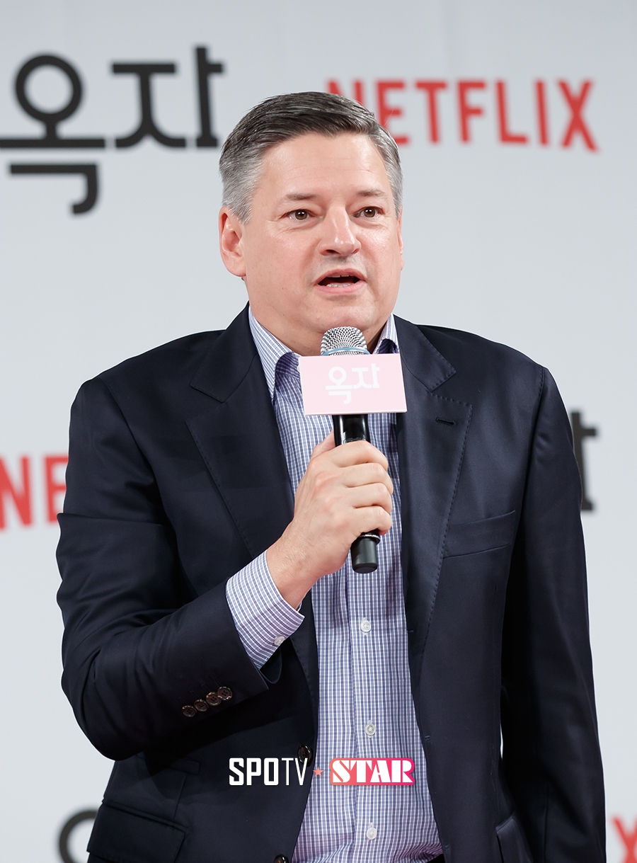 [포토S] 인사하는 넷플릭스 테드 사란도스 콘텐츠 책임자