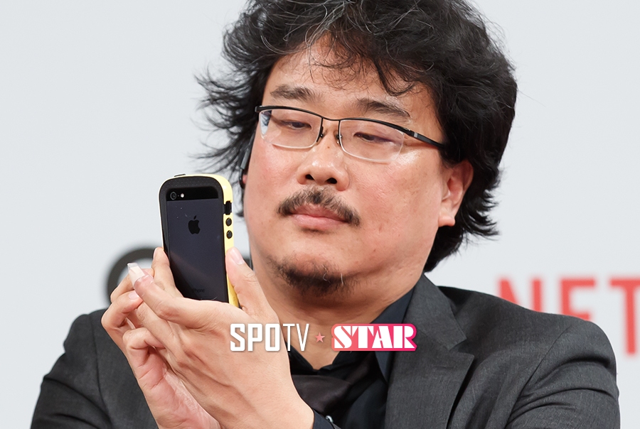 [포토S] 휴대폰으로 기자회견장 담고 있는 봉준호 감독