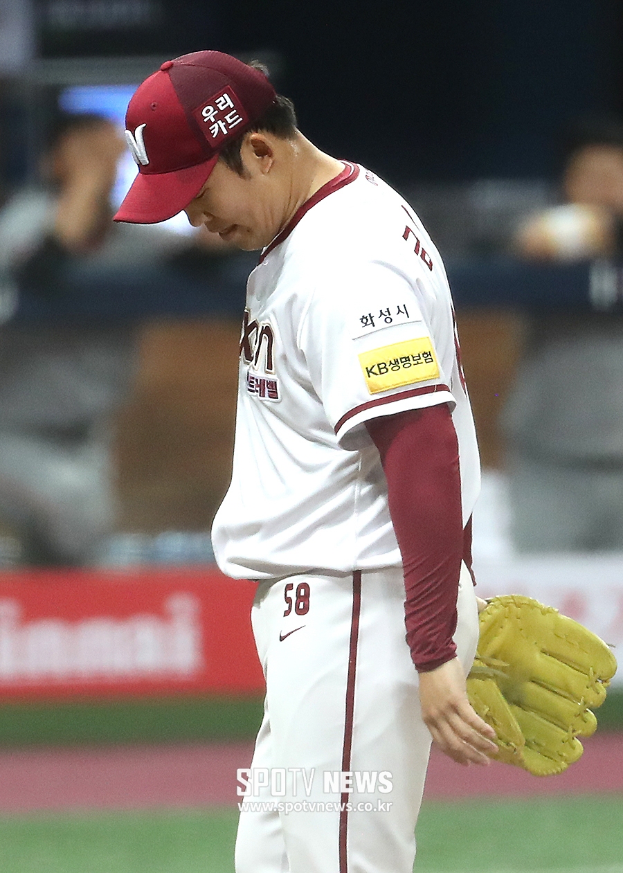 [포토S] 밀어내기 볼넷 허용한 금민철