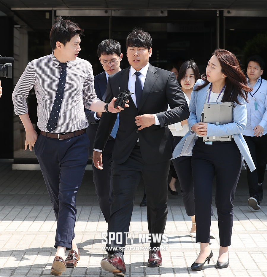[포토S] 법정 나서는 강정호, 항소 기각