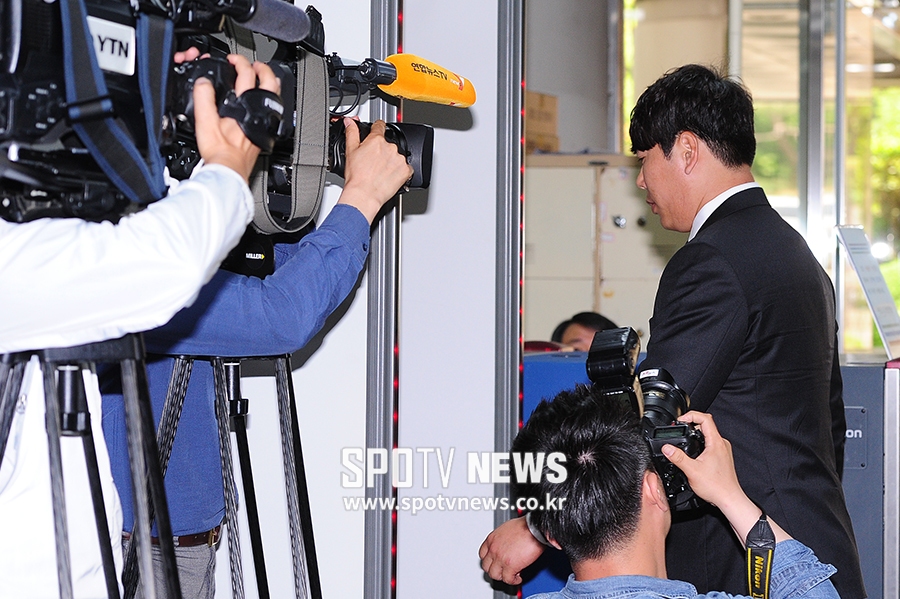 [포토S] 법정 들어서는 강정호