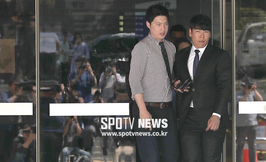 [포토S] 굳은 표정으로 법원 나서는 강정호