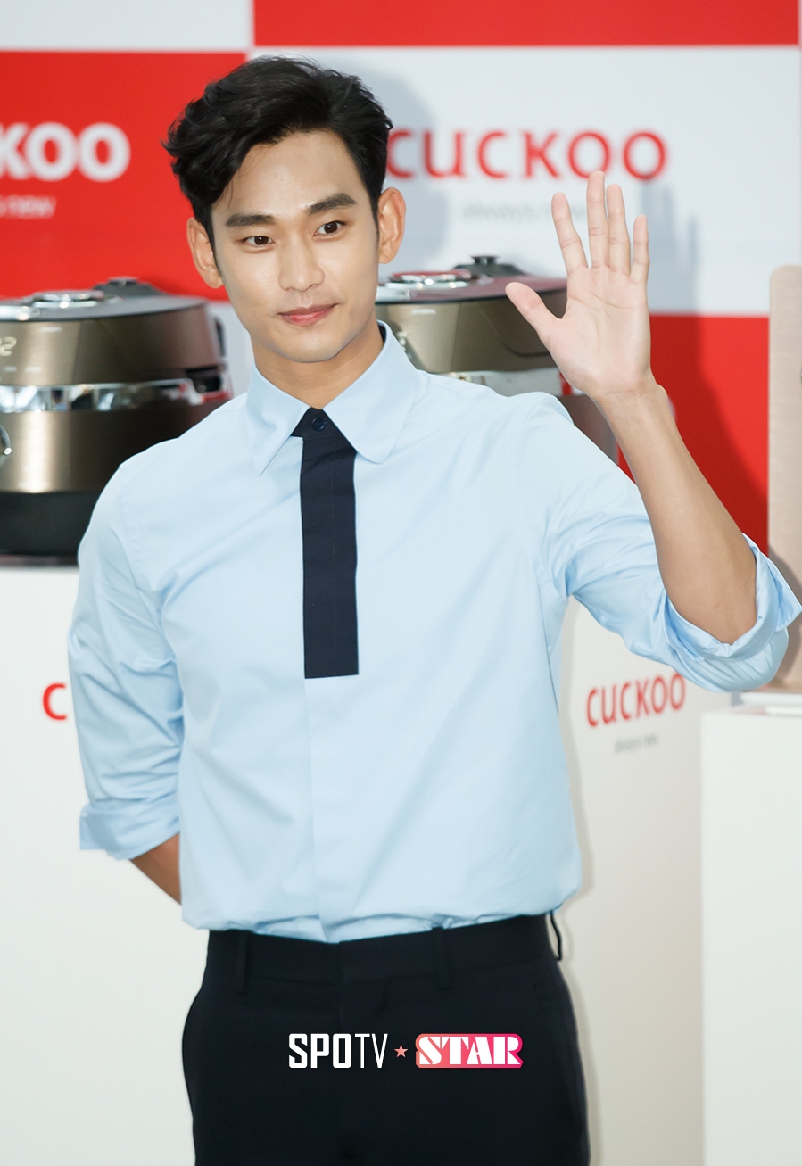 [포토S] 김수현, 댄디한 손인사