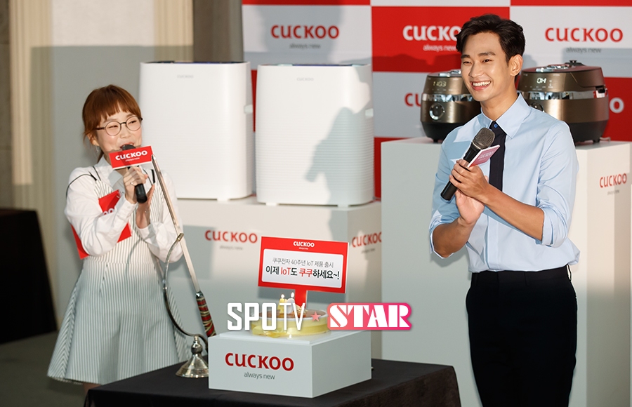 [포토S] 케이크 앞에서 미소 짓는 배우 김수현