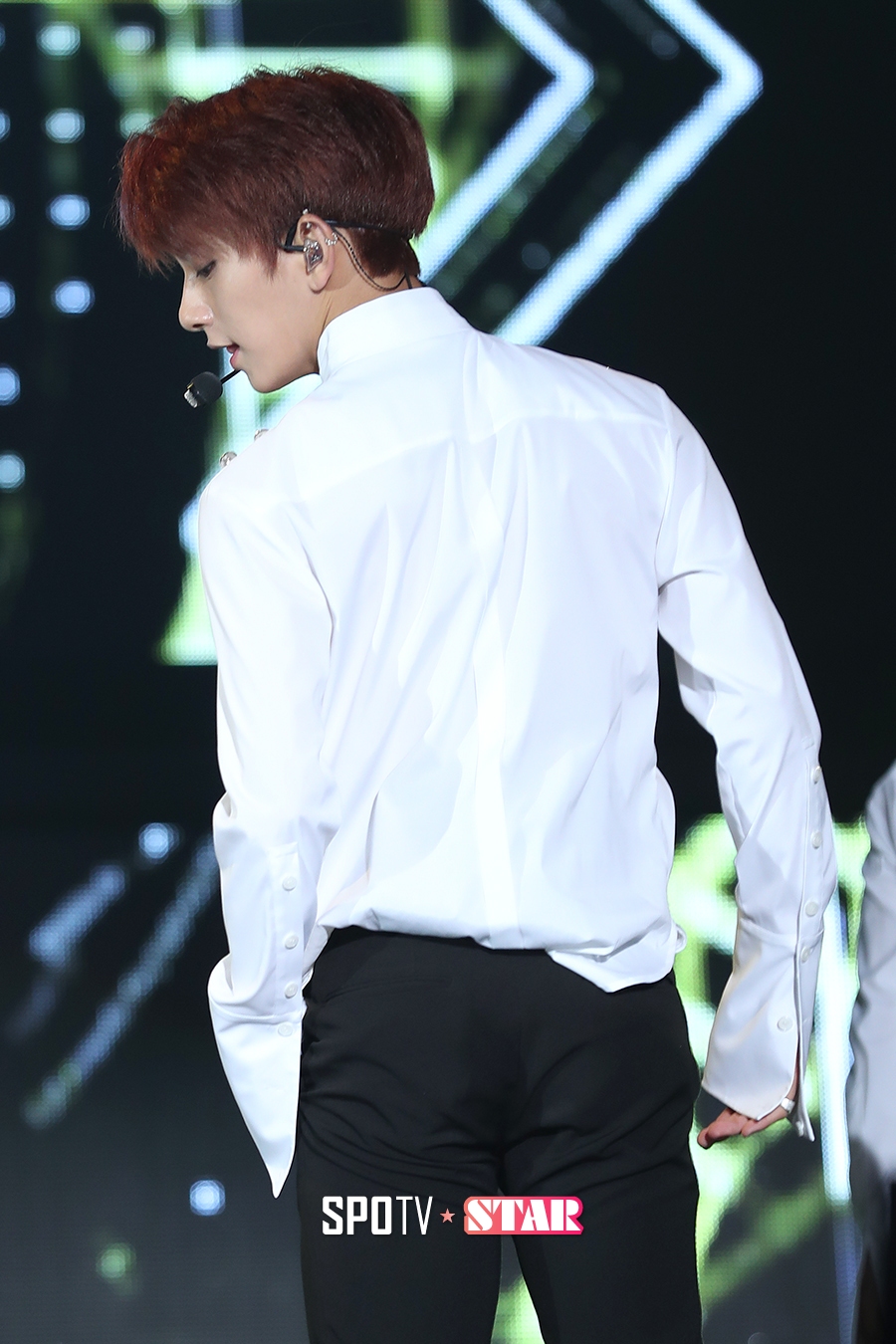 [포토S] 세븐틴 조슈아, '무대 위에서 화보를 찍네'