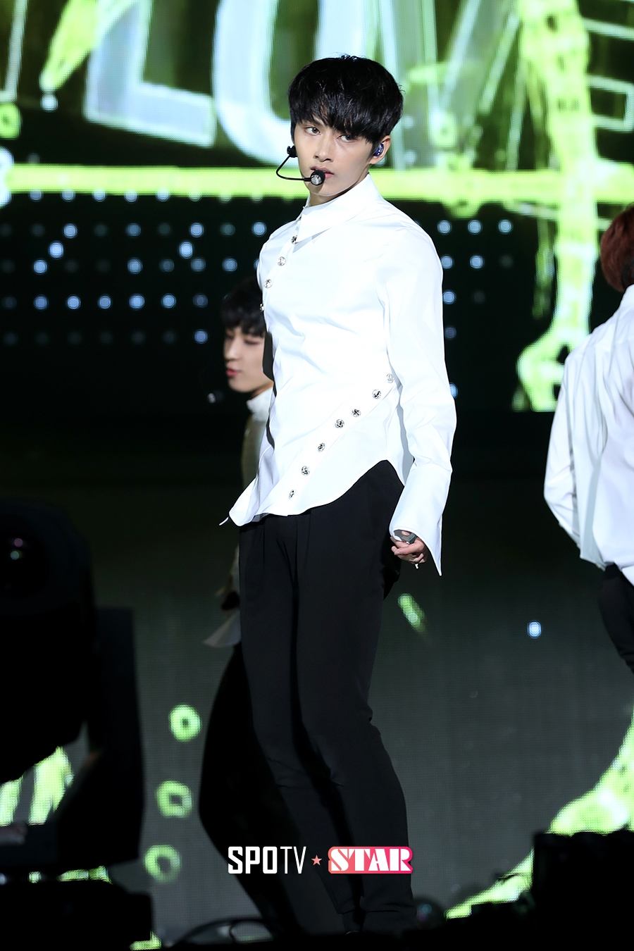 [포토S] 무대 펼치는 세븐틴 준