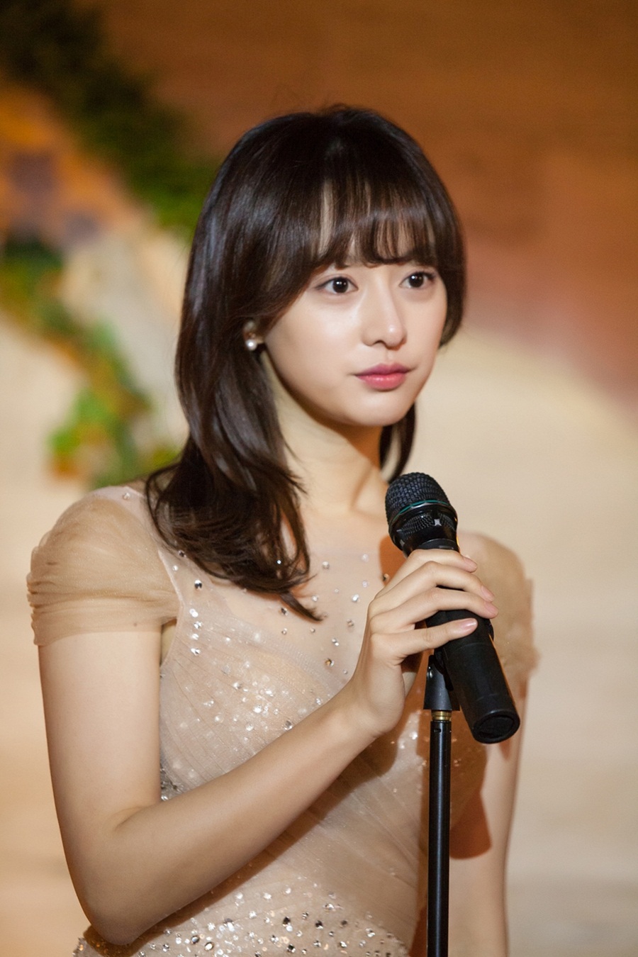 김지원, 드레스에 마이크까지…아나운서 꿈 이루나