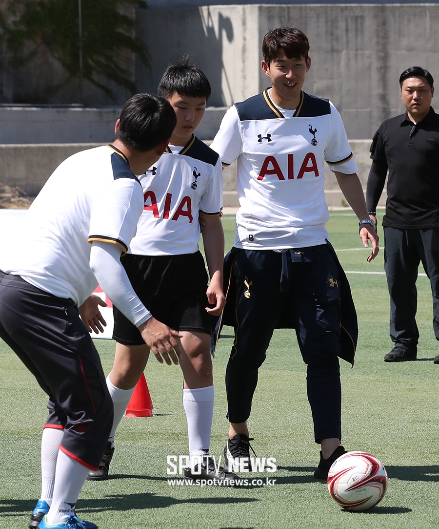 [포토S] 손흥민, '축구 꿈나무들과 함께'