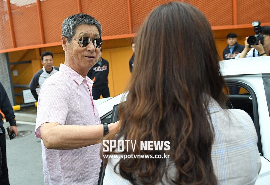 [포토S] 팬과 인사 나누는 김성근 감독