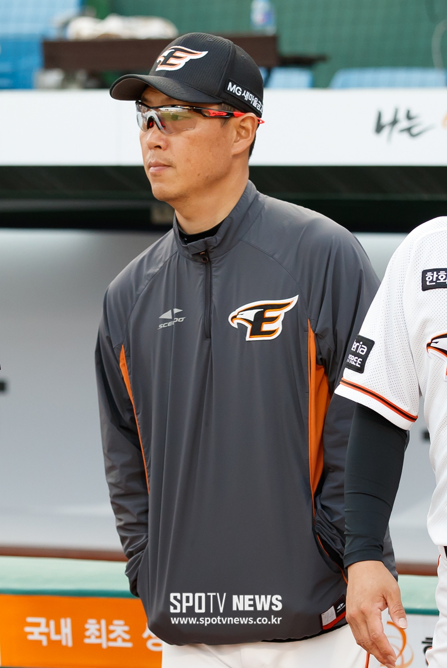 [포토S] 그라운드로 나서는 김정준 코치