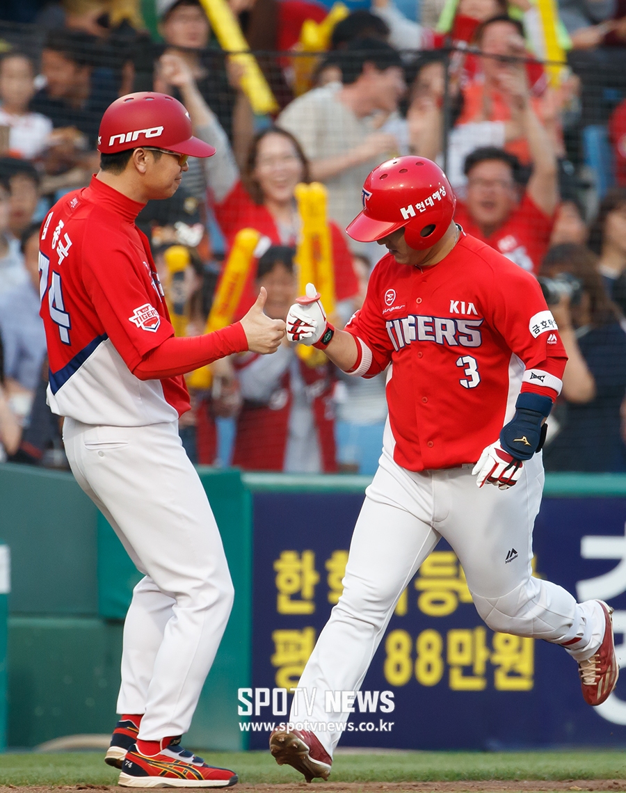 [포토S] 김선빈, '화끈하게 넘겼어요'