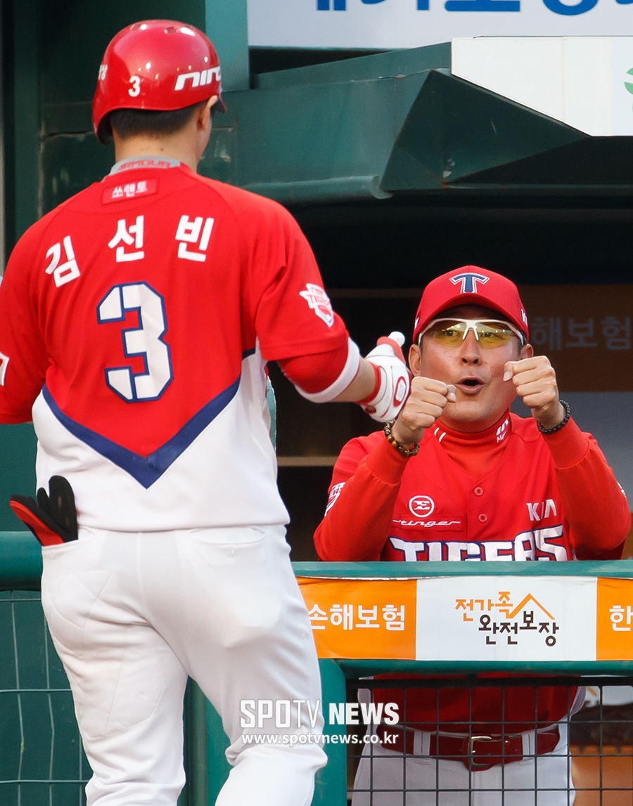 [포토S] 김기태 감독, '역시 김선빈이 야무져'