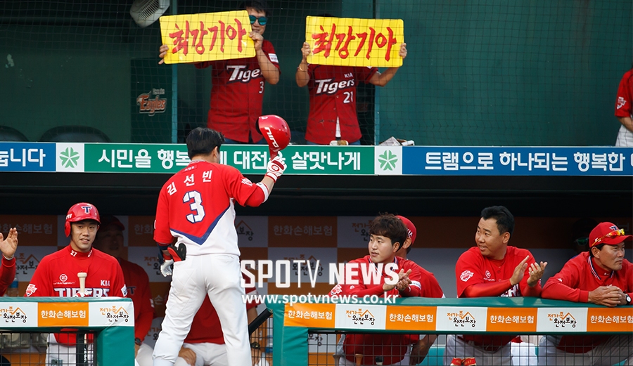 [포토S] 홈런 날린 김선빈에게 모두 무관심