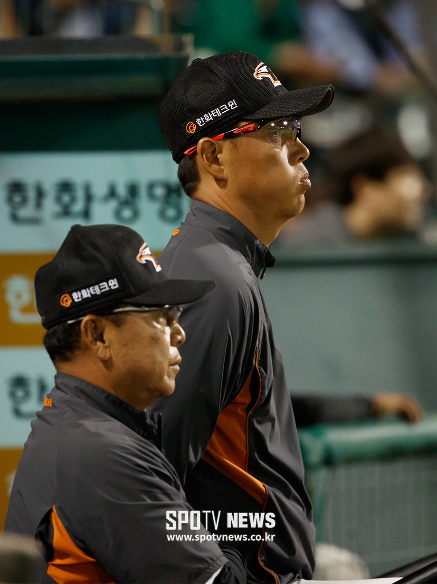 [포토S] 끌려가는 경기 지켜보는 김정준 코치