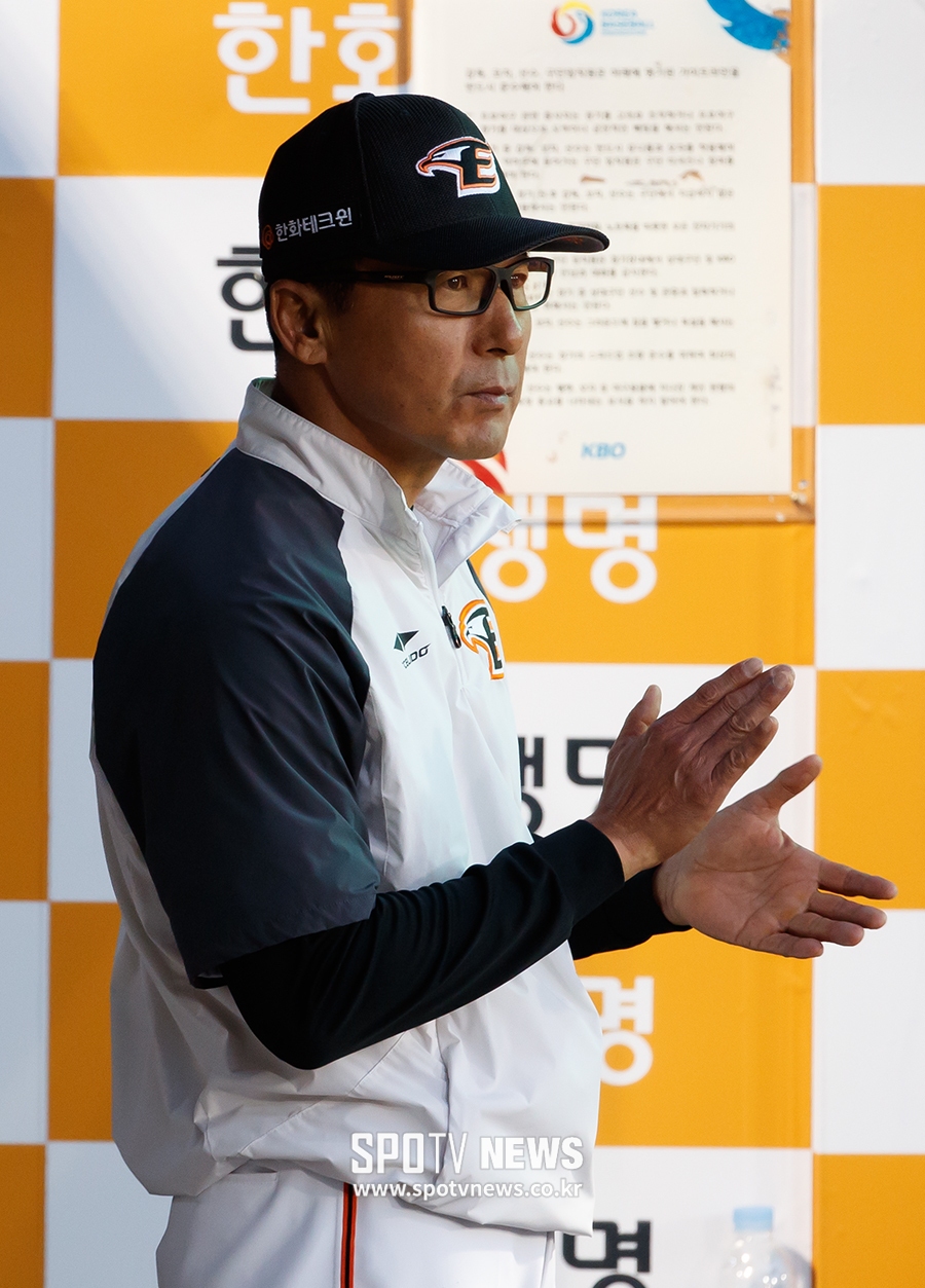 [포토S] 오간도 향해 박수 보내는 이상군 감독 대행