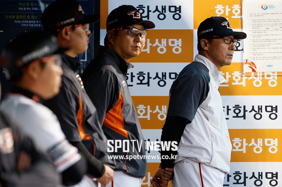 [포토S] 더그아웃 지키는 이상군 감독 대행
